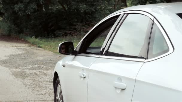 Mujeres jóvenes en gafas y con el niño saliendo de la máquina — Vídeo de stock