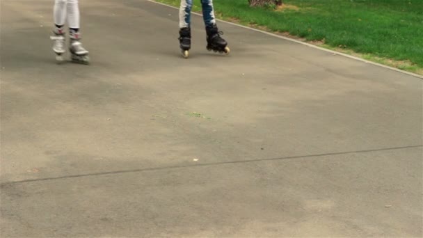 Two young hustlers girlfriend ride on roller skates — Stock Video