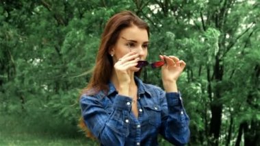 uzun saçlı esmer güzel sokakta duruyor