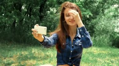 çekici kadın sokakta oturan ve bir fotoğraf üstünde senin telefon yapar