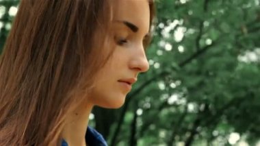 genç güzel bayan ayakta ve içme suyu