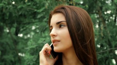 çekici bir kız sokakta duran ve telefonda konuşurken