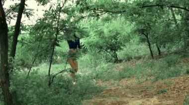 Güzel ince kadın gözlük ve kısa şort sokakta yürürken