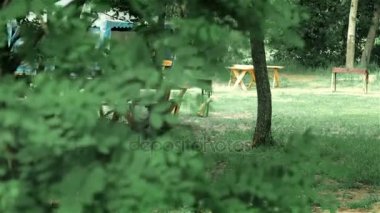 Gözlüklü genç sıska esmer sokakta yürüyor