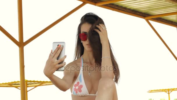 Sexy joven dama con gafas brillantes hace foto — Vídeos de Stock