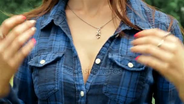 Ung flicka med stora bröst står och ångra skjorta — Stockvideo