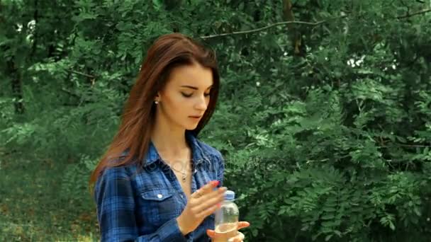 Mladá Sexy brunetka pije vodu z láhve — Stock video