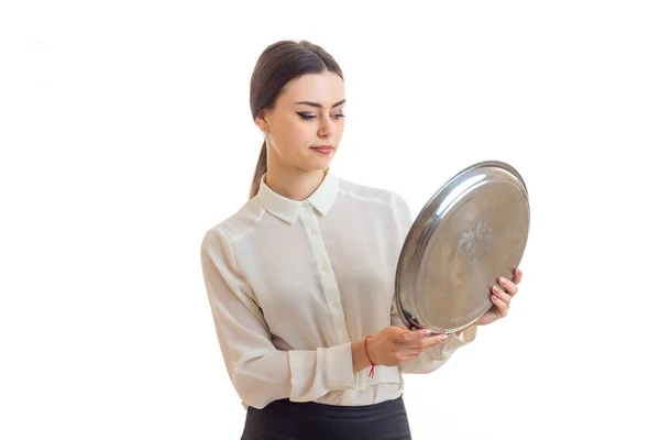 La joven camarera sosteniendo una gran bandeja redonda para comer —  Fotos de Stock