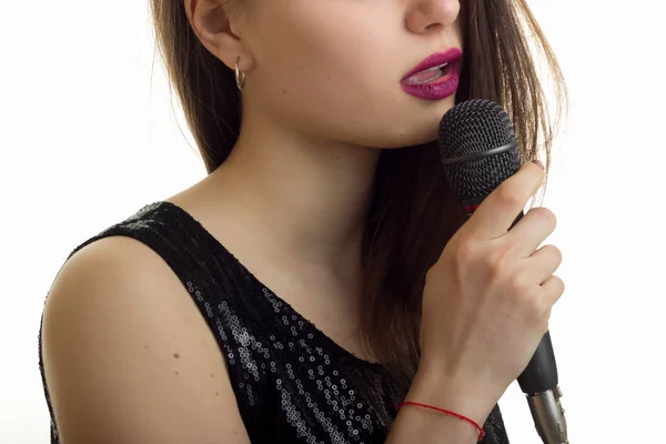 Портрет молодої брюнетки з мікрофоном ізольований на білому тлі — стокове фото