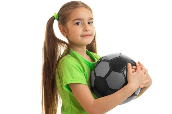 Porträt der süßesten Mädchen mit dem Ball isoliert auf weißem Hintergrund — Stockfoto