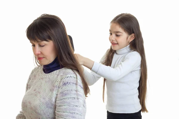 小さな娘が彼女の母のクローズ アップ髪をとかす — ストック写真