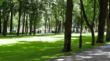 kulaklık ince bir kız spor parkı ile çalışır