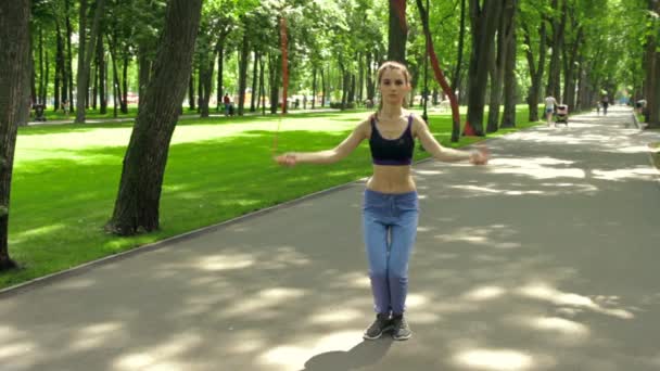 Une jeune fille énergique saut à la corde — Video