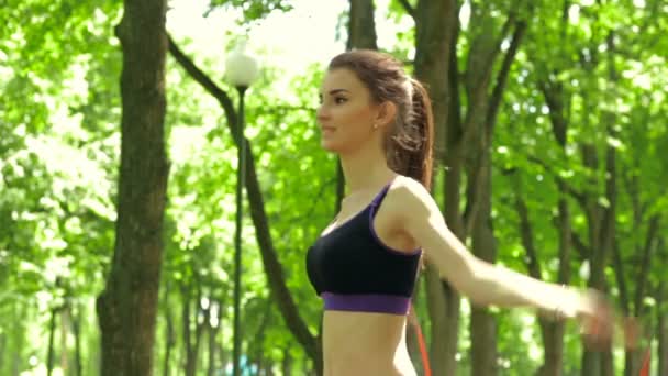 Une jeune fille énergique saut à la corde — Video