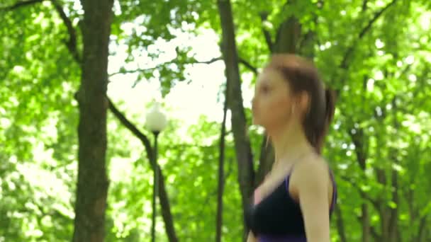 Junge Fitness-Lady springt im Sommer Seil — Stockvideo