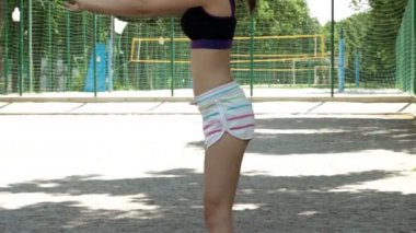 Kız kısa şort sahada yaz aylarında ağız kavgası yaparken spor