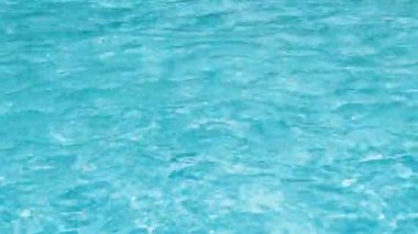 Yüzme havuzunda berrak mavi su