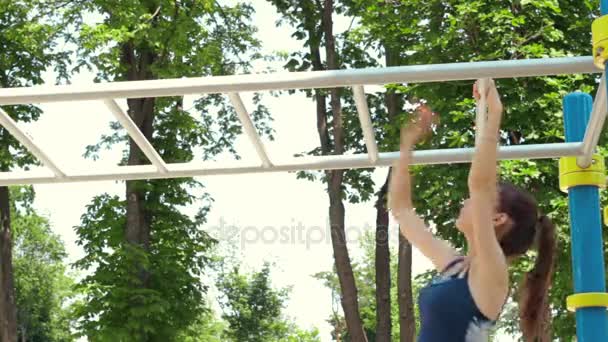 Ung kvinna flyttar med händer på stegen — Stockvideo