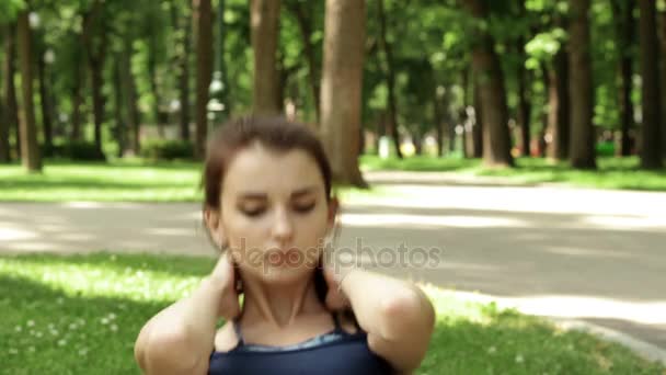 Sport flicka skakar press liggande på gräset — Stockvideo