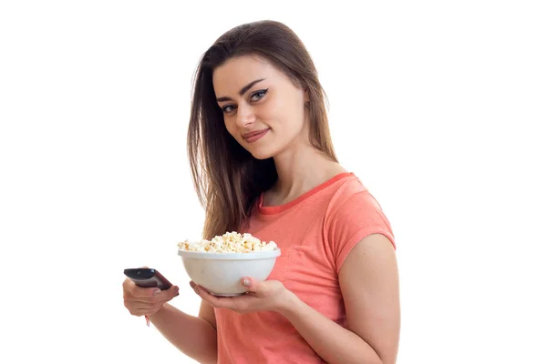 Guapa morena mujer viendo tv con pop-corn — Foto de Stock