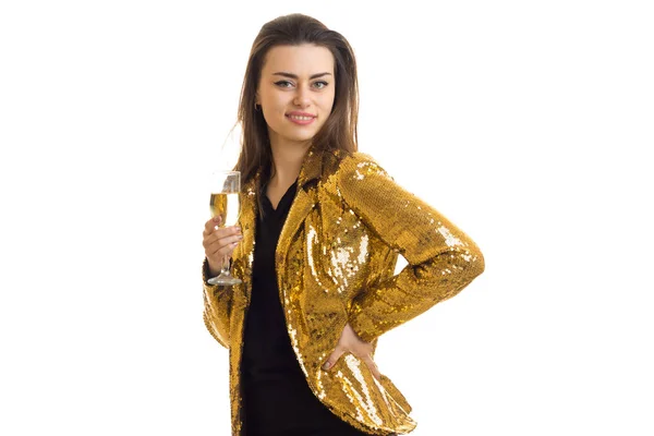 Alegre morena mujer en chaqueta dorada con vaso de champán —  Fotos de Stock