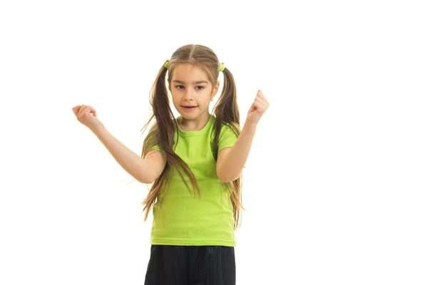 性格开朗的小女孩，在绿色的 t 恤在镜头前摆姿势 — 图库照片
