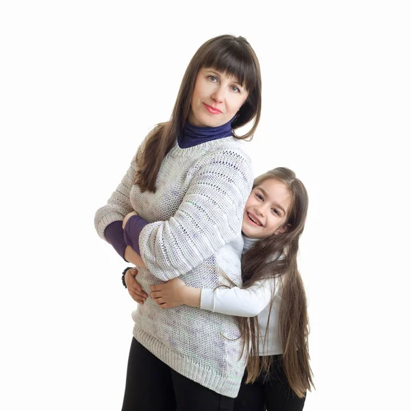 Маленькая девочка обнимает свою мать и улыбается — стоковое фото
