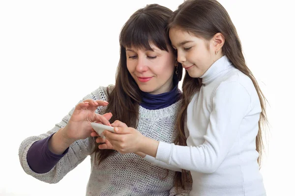 Мать с дочерью с помощью мобильного телефона — стоковое фото