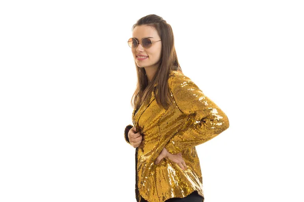 Mujer con estilo feliz en chaqueta dorada y gafas de sol — Foto de Stock