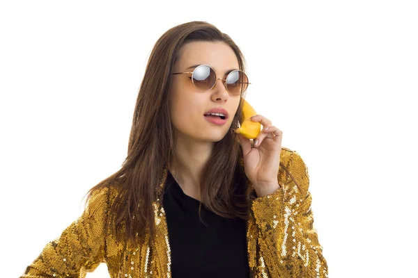 Witzige stylische Frau in goldener Jacke und Sonnenbrille — Stockfoto
