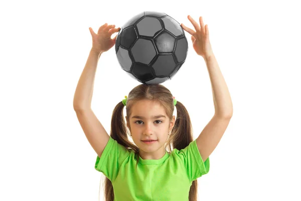 Süßes kleines Mädchen mit Fußball — Stockfoto