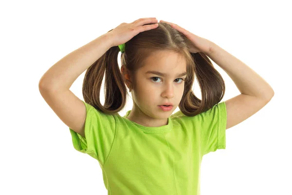 Nettes kleines Mädchen mit Zöpfen im grünen Hemd — Stockfoto