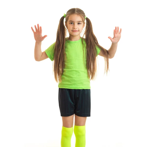可爱的小女孩在镜头前摆姿势的绿色衬衫 — 图库照片