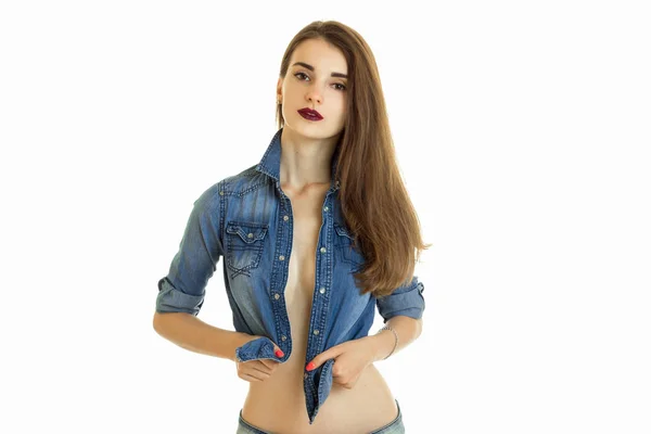 Joven linda morena chica en jeans camisa posando en cámara — Foto de Stock