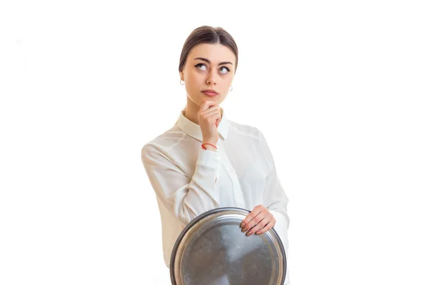 Rozmyślać młoda kelnerka z duża okrągła taca w ręku — Zdjęcie stockowe