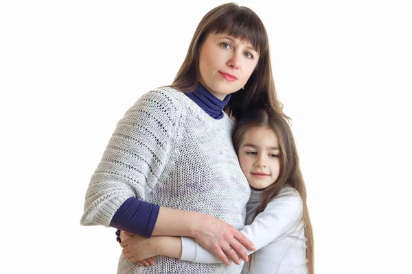 肖像画のかわいい若いお母さんと抱擁を交わす娘 — ストック写真