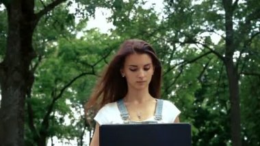 güzel esmer sokak parmak izleri senin laptop ve onun saç sinek oturur