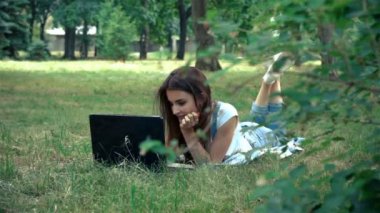 çim ve laptop arıyorum yaz şirin esmerle yatıyor