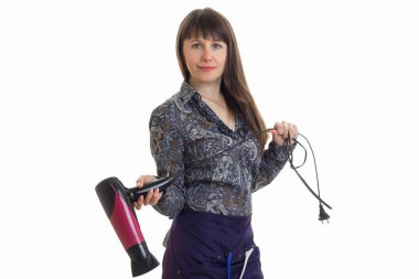 hairdryier elinde neşeli kadın stilist