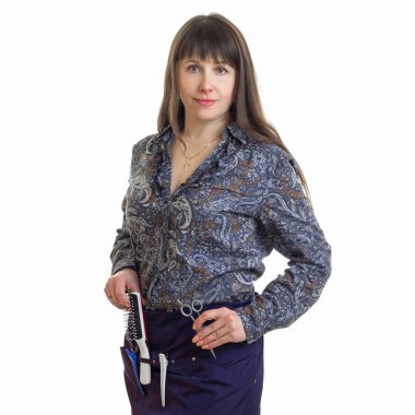 neşeli kadın stilist ellerde araçları ile