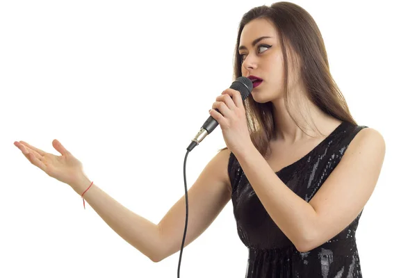 Krásná mladá žena zpívá karaoke — Stock fotografie