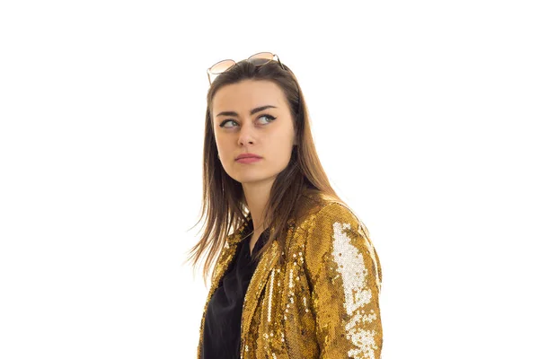 Leuke stijlvolle vrouw in gouden jas op zoek weg — Stockfoto