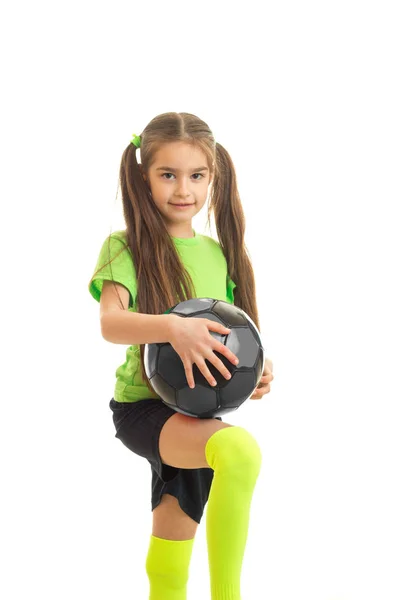 Cutie κοριτσάκι με μπάλα ποδοσφαίρου στα χέρια — Φωτογραφία Αρχείου