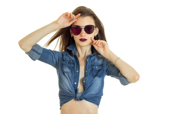 Retrato horizontal de encantadora menina em óculos de sol e jeans t-shirt — Fotografia de Stock