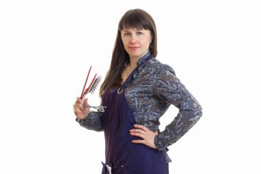 Sevimli Bayan stilist kameraya bakarak ellerde araçları ile