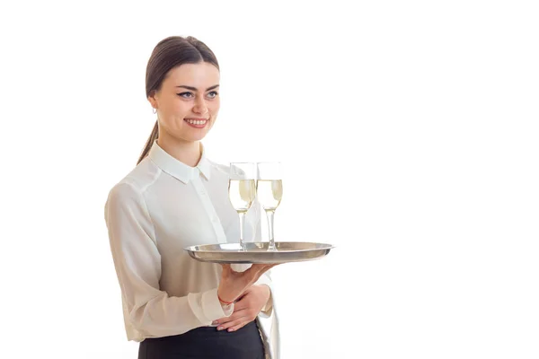 Chica alegre en uniforme sonriendo con trey en las manos — Foto de Stock