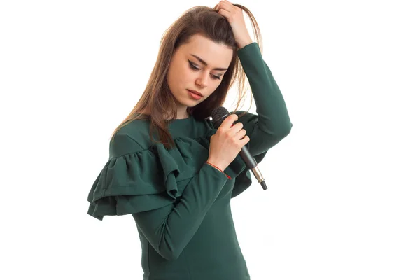Cutie dziewczyna z mikrofonem w zielonej sukni — Zdjęcie stockowe