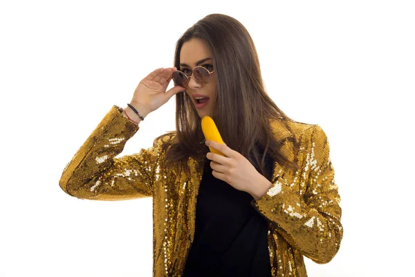 Mujer bonita con chaqueta dorada —  Fotos de Stock