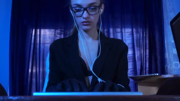 Piękna dziewczyna praca z komputerem w skórzane rękawiczki — Wideo stockowe