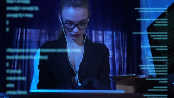 jeune fille hacker travailler avec le code informatique 